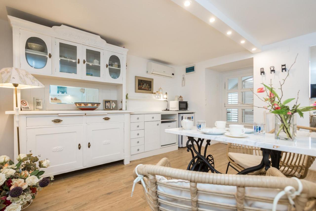 Apartment Charming At House Rustica With Terrace And Nearby Parking Punat
