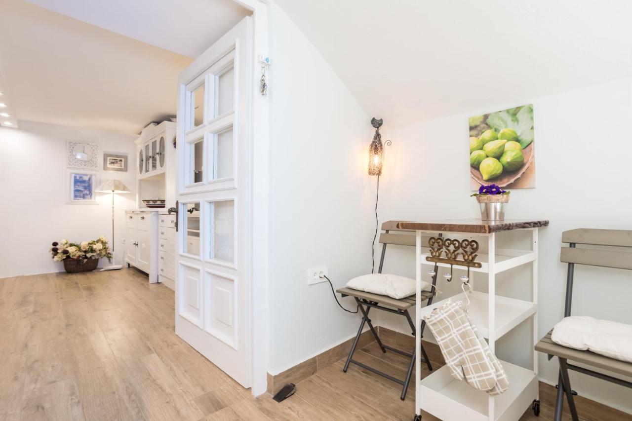 Apartment Charming At House Rustica With Terrace And Nearby Parking